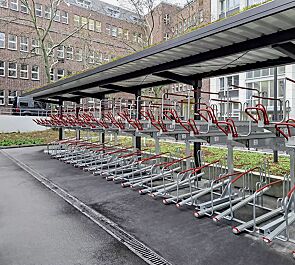 Fahrradüberdachung TUCANA GREEN für Doppelstock-Fahrradparksysteme, auftragsbezogene Anpassung, Dachbreite x Dachtiefe 24300 mm x 2300 mm, Dachbegrünungssystem MOBIROOF ECO, Doppelstock-Fahrradparksystem FLEXHUB, Stahlkonstruktion DB 703 eisenglimmer