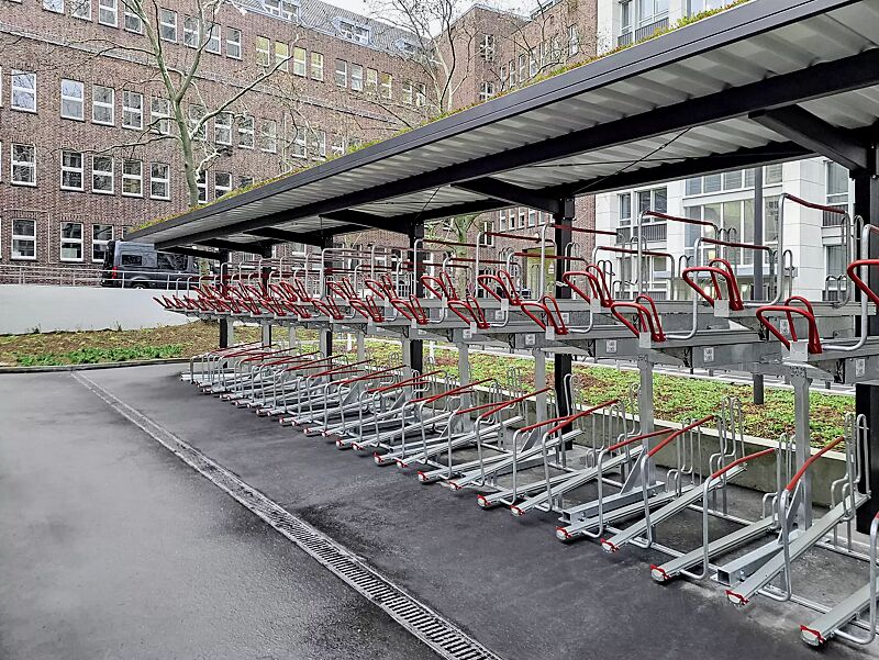 fahrradueberdachung-tucana-green-fuer-doppelstock-fahrradparksysteme__shoKAT0076036 Fahrradüberdachung TUCANA GREEN für Doppelstock-Fahrradparksysteme, auftragsbezogene Anpassung, Dachbreite x Dachtiefe 24300 mm x 2300 mm, Dachbegrünungssystem MOBIROOF ECO, Doppelstock-Fahrradparksystem FLEXHUB, Stahlkonstruktion DB 703 eisenglimmer
