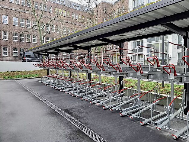 Fahrradüberdachung TUCANA GREEN für Doppelstock-Fahrradparksysteme, auftragsbezogene Anpassung, Dachbreite x Dachtiefe 24300 mm x 2300 mm, Dachbegrünungssystem MOBIROOF ECO, Doppelstock-Fahrradparksystem FLEXHUB, Stahlkonstruktion DB 703 eisenglimmer