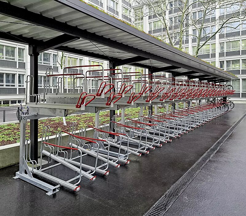 fahrradueberdachung-tucana-green-fuer-doppelstock-fahrradparksysteme__shoKAT0076038 Fahrradüberdachung TUCANA GREEN für Doppelstock-Fahrradparksysteme, auftragsbezogene Anpassung, Dachbreite x Dachtiefe 24300 mm x 2300 mm, Dachbegrünungssystem MOBIROOF ECO, Doppelstock-Fahrradparksystem FLEXHUB, Stahlkonstruktion DB 703 eisenglimmer