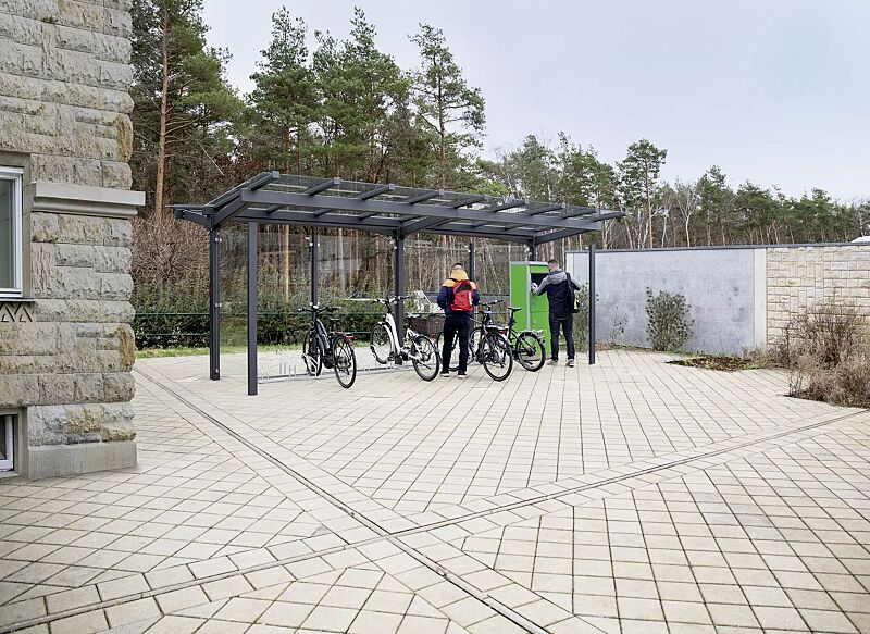 fahrradueberdachung-tucana__shoKAT0061058 Fahrradüberdachung TUCANA, Dachbreite x Dachtiefe 6300 mm x 4600 mm, Rück- / Seitenwände ESG Klarglas, Fahrradständer UNIVERSAL, Schließfachanlage VELLA, Stahlkonstruktion in RAL 7016 anthrazitgrau