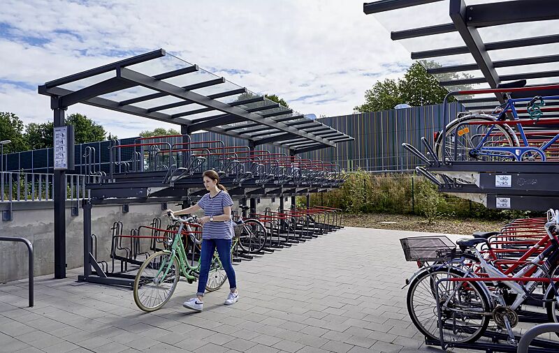 fahrradueberdachung-tucana__shoKAT0064603 Fahrradüberdachung TUCANA für Doppelstock-Fahrradparksysteme, 2 Anlagen, Dachbreite x Dachtiefe 10600 mm x 2300 mm (auftragsbezogene Anpassung), Doppelstock-Fahrradparksystem FLEXHUB, Stahlkonstruktion in DB 703 eisenglimmer