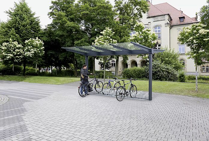 Fahrradüberdachung VIRGO doppelseitig, Dachbreite x Dachtiefe 4720 mm x 4500 mm, sowie Fahrradständer UNIVERSAL, Stahlkonstruktion in RAL 7016 anthrazitgrau<br /><br />Fahrradüberdachung VIRGO<br />Dachbreite x Dachtiefe 4720 mm x 4500 mm, Stahlkonstruktion feuerverzinkt und pulverbeschichtet, ohne Rück- und Seitenwände, Dacheindeckung VSG, Klarglas