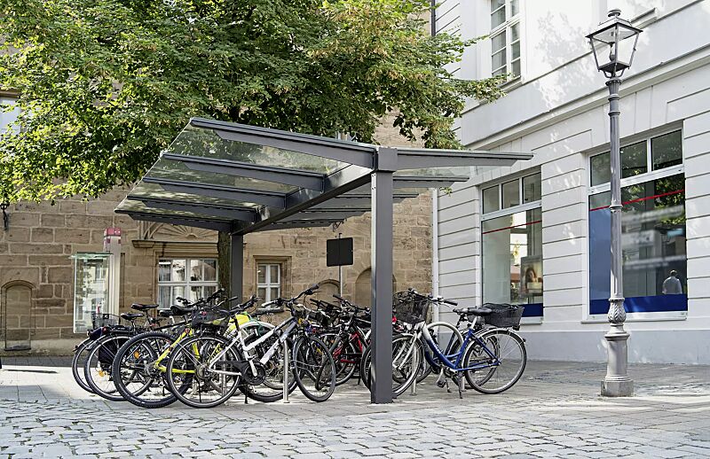 Fahrradüberdachung VIRGO, Dachbreite x Dachtiefe 4720 mm x 4500 mm, doppelseitig, Anlehnbügel LIVORNO, Stahlkonstruktion in DB 703 eisenglimmer