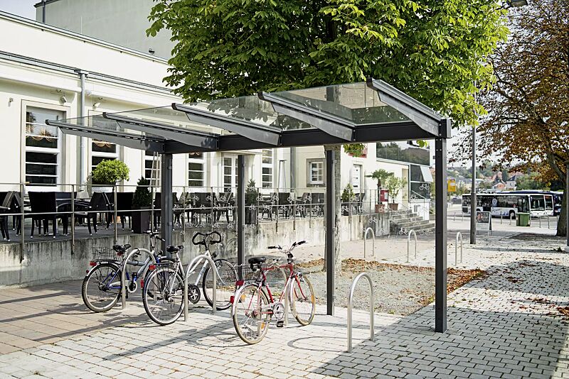 Fahrradüberdachung VIRGO, Dachbreite x Dachtiefe 4720 mm x 2250 mm, einseitig, Rückwand ESG, Klarglas, Scheibendekorbeklebung bauseits, Anlehnbügel OKLAHOMA, Stahlkonstruktion in DB 703 eisenglimmer Fahrradüberdachung VIRGO, Dachbreite x Dachtiefe 4720...