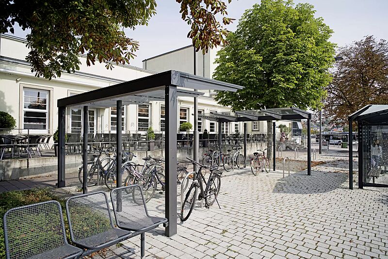 Fahrradüberdachung VIRGO, Dachbreite x Dachtiefe 4720 mm x 2250 mm, einseitig, Rückwand ESG, Klarglas, Scheibendekorbeklebung bauseits, Anlehnbügel OKLAHOMA, Stahlkonstruktion in DB 703 eisenglimmer