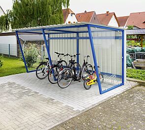 Fahrradüberdachung Z05, Dachbreite x Dachtiefe 4820 mm x 2400 mm, Rückwand Trapezblech, Seitenwände ESG, Klarglas, Fahrradständer UNIVERSAL, Stahlkonstruktion in RAL 5019 capriblau