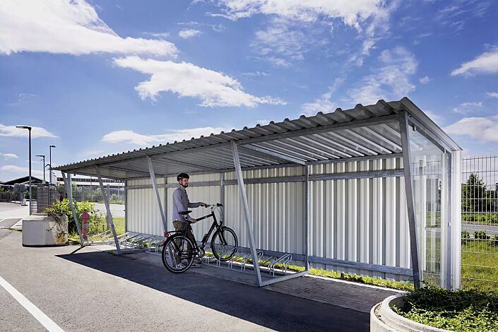 Fahrradüberdachung Z05, Dachbreite x Dachtiefe 9380 mm x 2400 mm, mit Rück- und Seitenwänden sowie Fahrradständer UNIVERSAL, Stahlkonstruktion feuerverzinkt