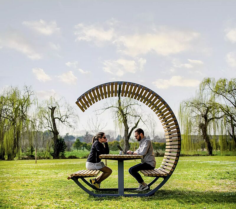 freizeitueberdachung-cison-contea__shoKAT0073340 Freizeitüberdachung CISON CONTEA mit Tisch und Sitzbänken, halbkreisförmig, mit Kiefernholzbelattung, Stahlteile in RAL 7012 basaltgrau