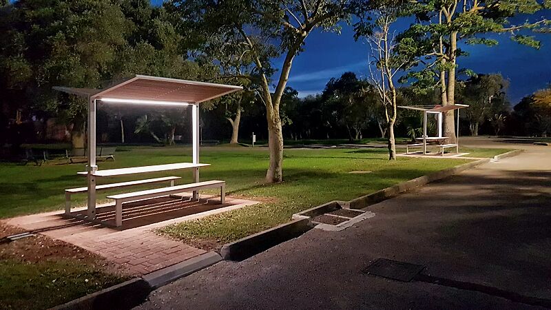 freizeitueberdachung-cison__shoKAT0065764 Freizeitüberdachung CISON, Lamellendach aus Holz, Dachbreite x Dachtiefe 2100 mm x 2491 mm, mit integriertem Tisch und Sitzbank, LED-Beleuchtung bauseits, Stahlkonstruktion in RAL 1013 perlweiß