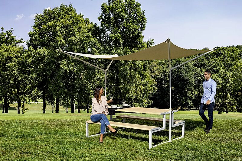 freizeitueberdachung-mantua__shoKAT0068773 Freizeitüberdachung MANTUA, Aluminium in natürlichem Eschenholzoptik-Effekt, Stahlteile in RAL 9003 signalweiß