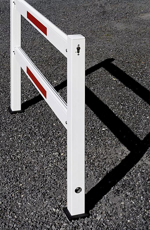 Gattersperre PERKO - schwenkbar, aus Aluminium, weiß pulverbeschichtet mit roten Reflexstreifen