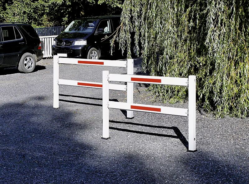 Gattersperre PERKO - schwenkbar, aus Aluminium, weiß pulverbeschichtet mit roten Reflexstreifen, Sperrbreite 1,0 m