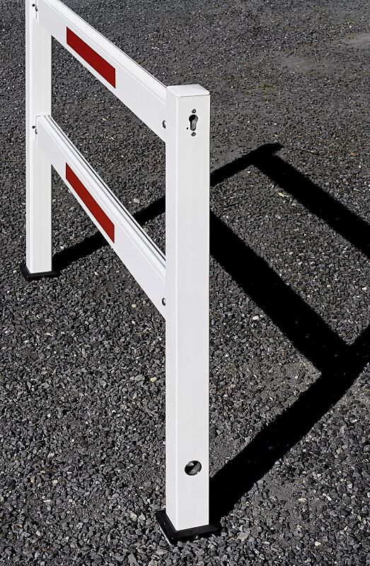 Gattersperre PERKO - schwenkbar, aus Aluminium, weiß pulverbeschichtet mit roten Reflexstreifen