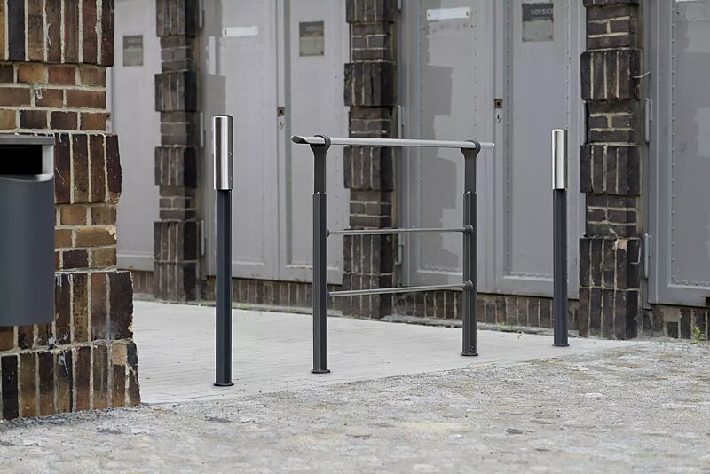 gelaendersystem-eveole__shoKAT0055501 Kollektion EVEOLE bestehend aus Systemgeländer, Abfallbehälter und Poller