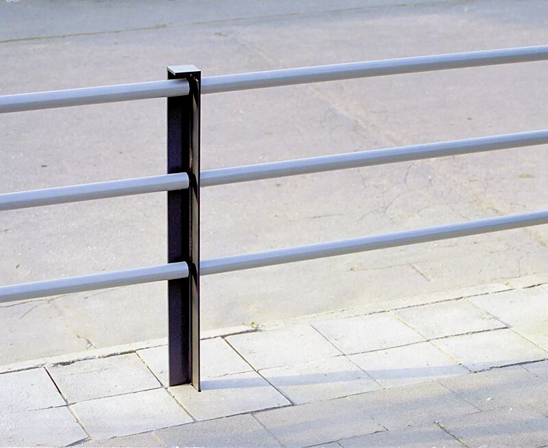 Systemgeländer LOTLIMIT bestehend aus Mittelpoller LOTLIMIT, in RAL 9005 tiefschwarz und je 3 Verbindungsrohren aus Edelstahl