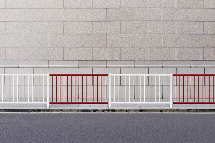 Geländersystem MANOM in rot und weiß mit Mittelpfosten