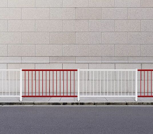 Geländersystem MANOM in rot und weiß mit Mittelpfosten