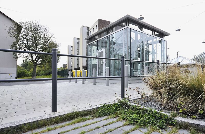 Systemgeländer mit Poller BOULEVARD 83 in RAL 7016 anthrazitgrau