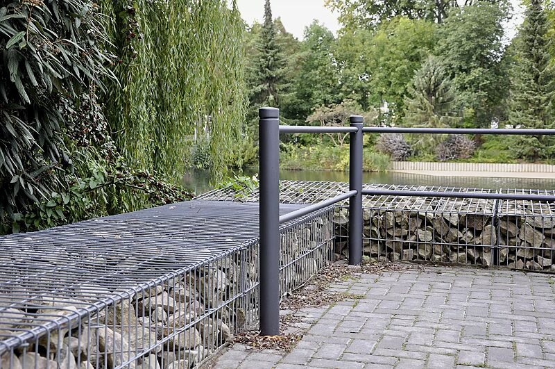 Systemgeländer mit Poller BOULEVARD 83 in DB 703 eisenglimmer