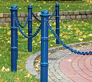 Absperrung mit Ketten: Kettenpoller FAVORIT 100 in RAL 5010 enzianblau