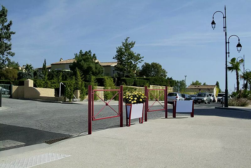 Geländersystem STRIUM HELIX mit Flachkopf, in RAL 3005 weinrot