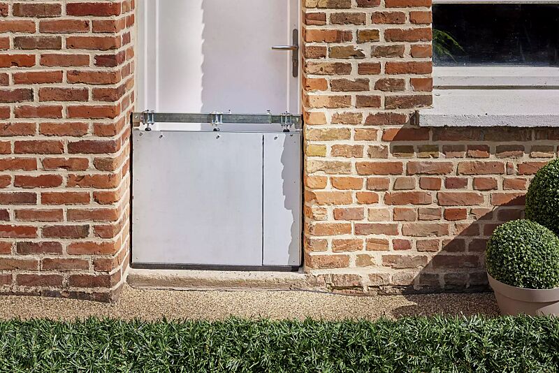 hochwassersperre-brenat__shoKAT0071467 Hochwassersperre BRENAT mit eingesetzten Stahlplatten für den sofortigen Einsatz