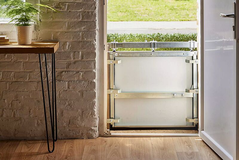 hochwassersperre-brenat__shoKAT0071468 Hochwassersperre BRENAT mit eingesetzten Stahlplatten für den sofortigen Einsatz