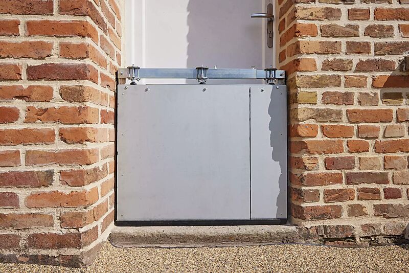 hochwassersperre-brenat__shoKAT0071469 Hochwassersperre BRENAT mit eingesetzten Stahlplatten für den sofortigen Einsatz