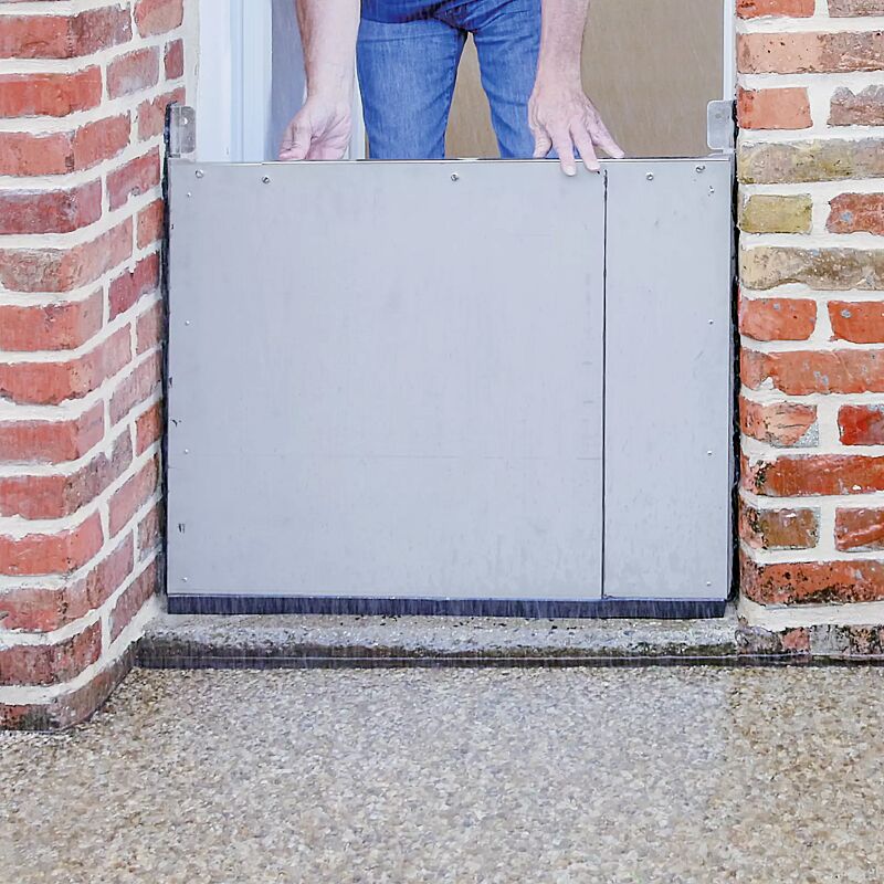 hochwassersperre-brenat__shoKAT0071473 Stahlplatten werden zwischen der Laibung mit Winkelprofilen befestigt