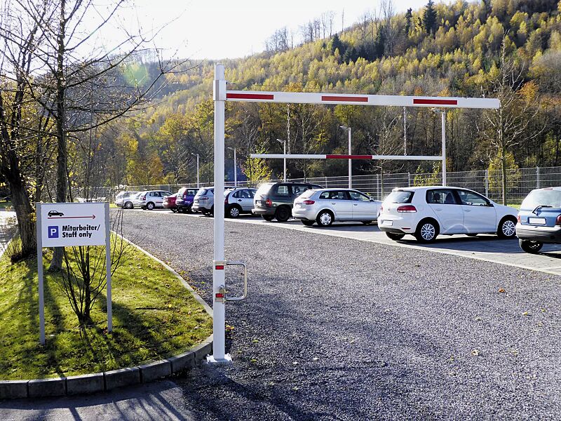 hoehenbegrenzungssperre-raumo__shoKAT0025406 Höhenbegrenzungssperre RAUMO, drehbar, mit beweglicher Barriere, Sperrbreite 3,00 m