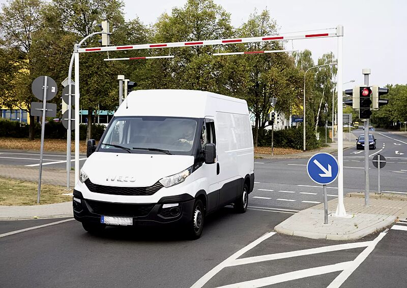 Höhenbegrenzungssperre VANTAA, Sperrbreite 7 m, weiß beschichtet mit roten Reflexstreifen, mit beweglichen Barriereabhängungen (Zubehör)
