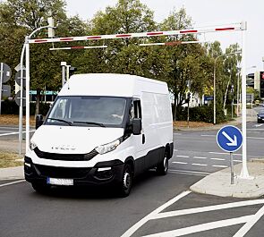 <div id="container" class="container">Höhenbegrenzungssperre VANTAA, Sperrbreite 7 m, weiß beschichtet mit roten Reflexstreifen, mit beweglichen Barriereabhängungen (Zubehör)</div>