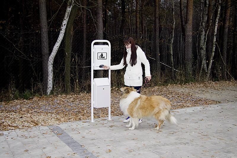 Hundetoilette COLLIE, zum Aufdübeln, in RAL 9016 verkehrsweiß  Beutel entnehmen, Hundekot mit umgestülptem Beutel aufnehmen und zuknoten