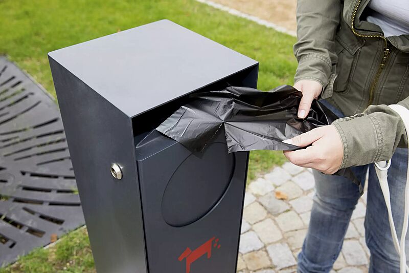 hundetoilette-crystal__shoKAT0037649 Detail: Entnahme Hundekotbeutel