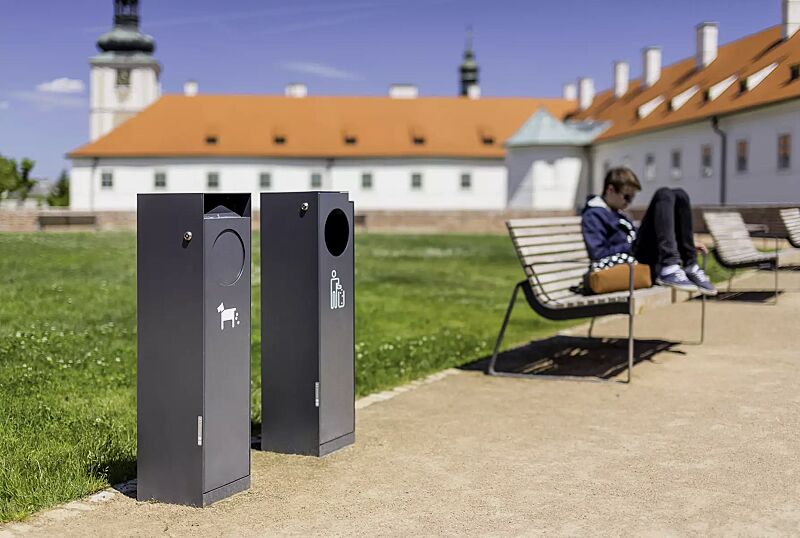 hundetoilette-crystal__shoKAT0056733 Hundetoilette CRYSTAL in RAL 7016 anthrazitgrau, Siebdruck in RAL 9003 signalweiß und Abfallbehälter CRYSTAL