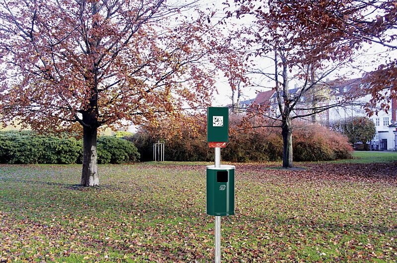 hundetoilette-maneto__shoKAT0052842 Hundetoilette MANETO, mit Pfosten zum Einbetonieren, in moosgrün ähnlich RAL 6005