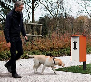 Hundetoilette MIANE DOG zum Einbetonieren, Korpus in RAL 2004 reinorange und RAL 1013 perlweiß, Pfosten in RAL 9005 tiefschwarz