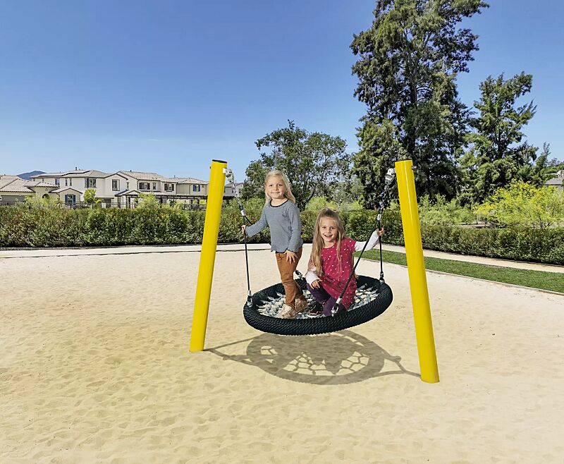 Kleinkind-Nestschaukel AGNES, Sitzfläche in grau ähnlich RAL 7001 silbergrau, Außenring und Aufhängung in schwarz ähnlich RAL 9005 tiefschwarz sowie Stahlpfosten standardmäßig in sonnengelb ähnlich RAL 1023 verkehrsgelb