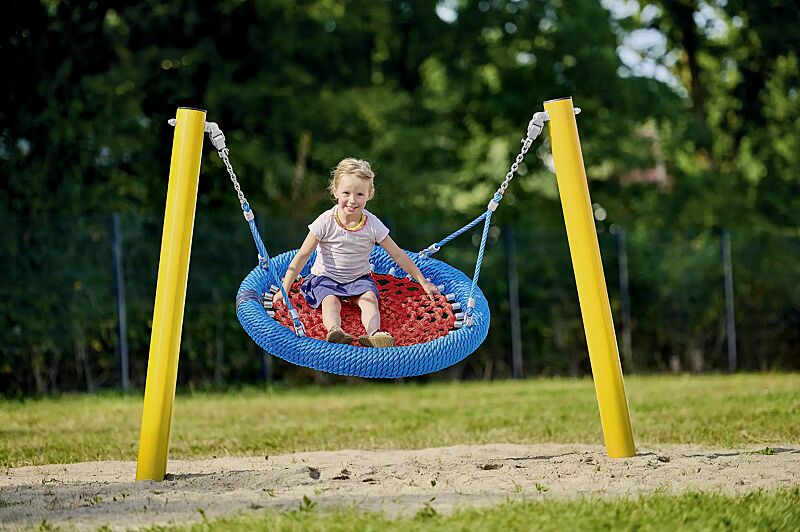 kleinkind-nestschaukel-edda__shoKAT0075184 Kleinkind-Nestschaukel EDDA, Sitzfläche in rot ähnlich RAL 3020 verkehrsrot, Außenring und Aufhängung in blau ähnlich RAL 5015 himmelblau sowie Stahlpfosten standardmäßig in sonnengelb ähnlich RAL 1023 verkehrsgelb