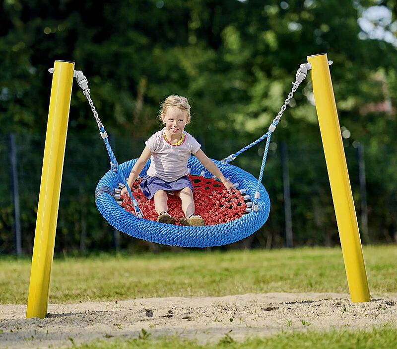 Kleinkind-Nestschaukel EDDA, Sitzfläche in rot ähnlich RAL 3020 verkehrsrot, Außenring und Aufhängung in blau ähnlich RAL 5015 himmelblau sowie Stahlpfosten standardmäßig in sonnengelb ähnlich RAL 1023 verkehrsgelb