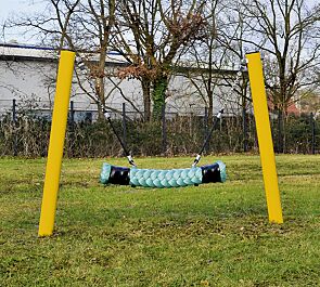 Kleinkind-Tampenschaukel HAGEN, Tampen in türkisgrün, Aufhängeseile in schwarz ähnlich RAL 9005 tiefschwarz sowie Stahlpfosten standardmäßig in sonnengelb ähnlich RAL 1023 verkehrsgelb