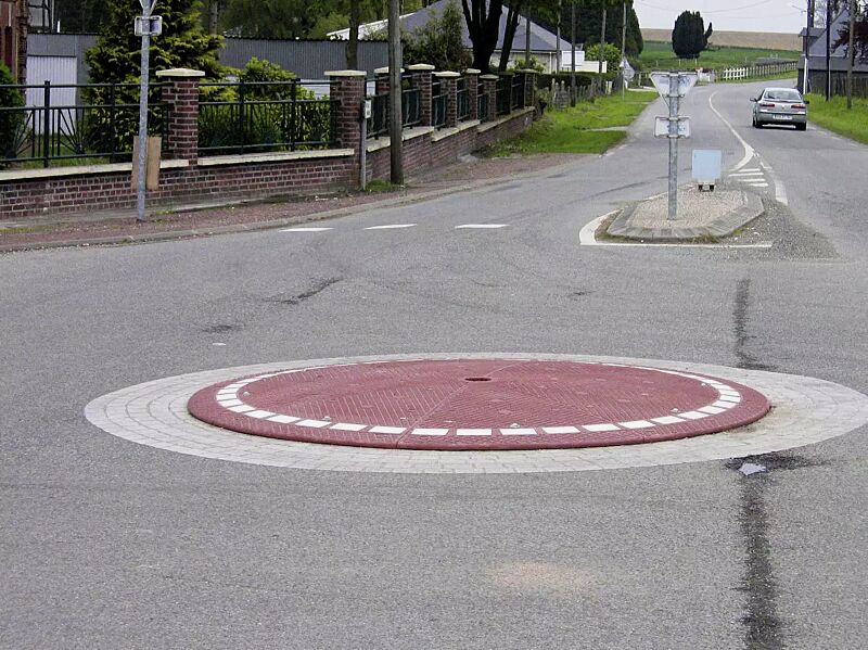 kreisverkehr-mini__shoKAT0059417 Kreisverkehr MINI in rotbraun