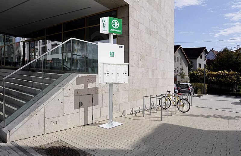 ladegeraetebox-keep-me__shoKAT0025382 Ladegerätebox KEEP ME, 4 Schließfächer in RAL 9010 reinweiß, mit Standfuß und Beleuchtungswürfel