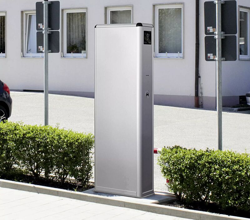 ladesaeule-colom__shoKAT0063678 Stromtankstelle COLOM mit Werbeaufsatz und Folienbeklebung