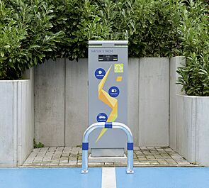Ladesäulenschutzbügel ADAST, Breite 500 mm, zum Aufdübeln, mit 3 Reflexstreifen in blau