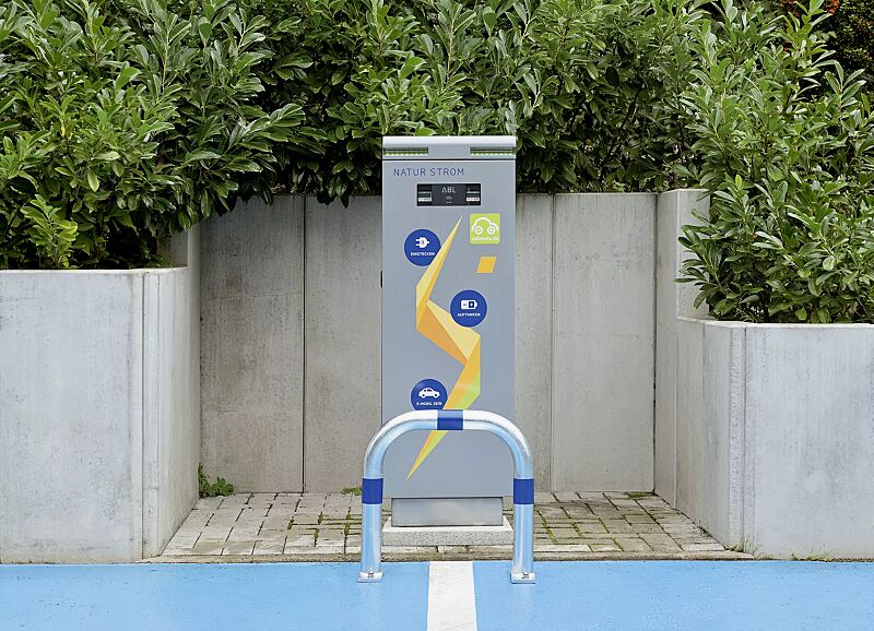 ladesaeulenschutzbuegel-adast__shoKAT0069418 Ladesäulenschutzbügel ADAST, Breite 500 mm, zum Aufdübeln, mit 3 Reflexstreifen in blau