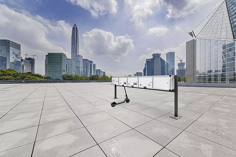 ladestellenschrank-amaro-edge-fuer-scooter__shoKAT0072530 Ladestellenschrank AMARO EDGE - Slave, auftragsbezogene Anpassung als Scooter-Abstellanlage, 4 große Fächer mit PIN-Autorisierung und zusätzlichem Technikfach, Druck und Beklebung, inklusive Unterzug und Stützen zum Aufdübeln