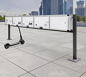 Ladestellenschrank AMARO EDGE - Slave, auftragsbezogene Anpassung als Scooter-Abstellanlage, 4 große Fächer mit PIN-Autorisierung und zusätzlichem Technikfach, Druck und Beklebung, inklusive Unterzug und Stützen zum Aufdübeln