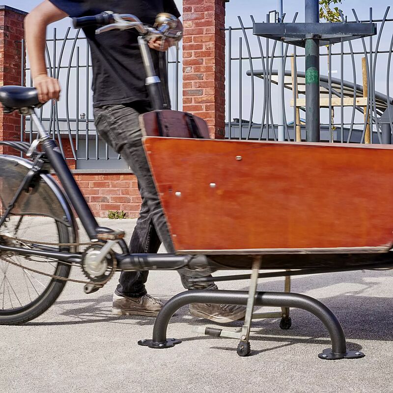 lastenrad-anschliessbuegel-clovis__shoKAT0073293 Detail: Abstellen des Lastenrades